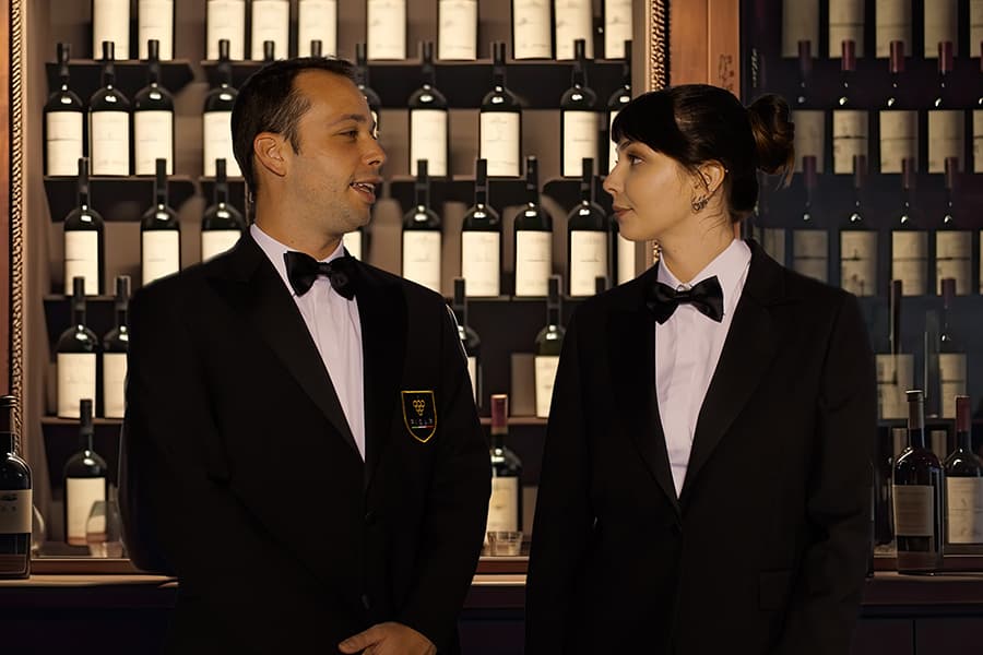 Abbigliamento professionale per sommelier: eleganza e funzionalità